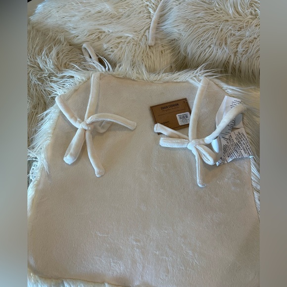 Pier 1 Cream (4) Faux Fur seat cushions - Picture 7 of 10